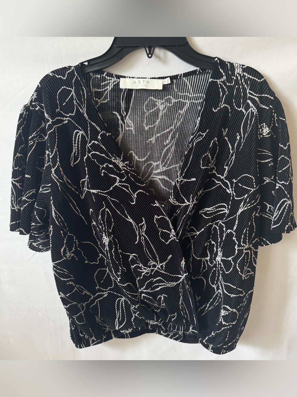 ASTR The Label Black & White Floral Pleated Surplice Flutter Sleeve Top SZ Small